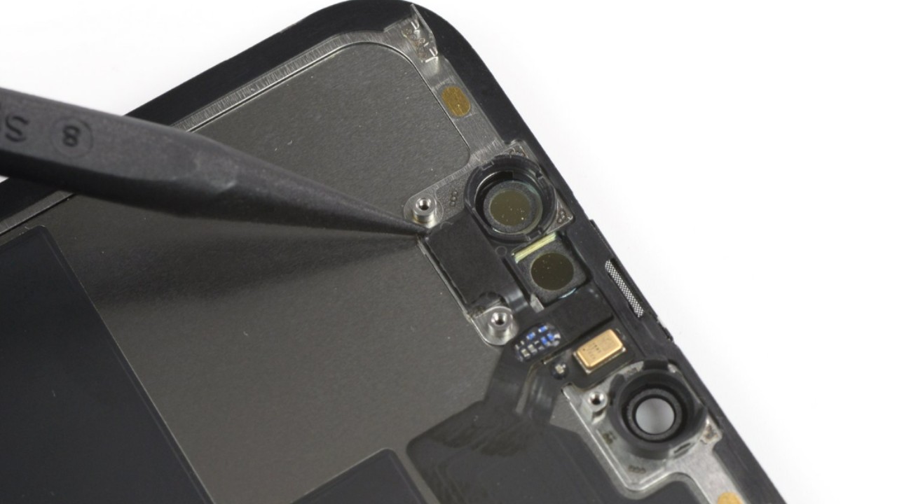 thay-man-hinh-iphone-13-mini (1)