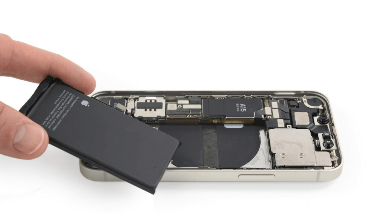 thay-pin-iphone-13-mini-01 (1)