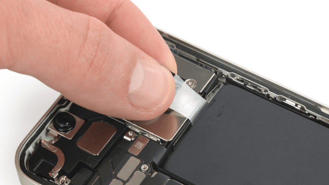 thay-pin-iphone-13-mini-01 (1)