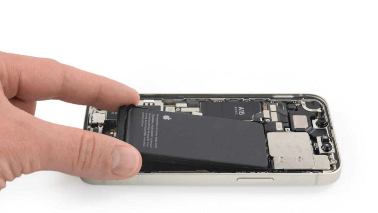 thay-pin-iphone-13-mini-01 (1)