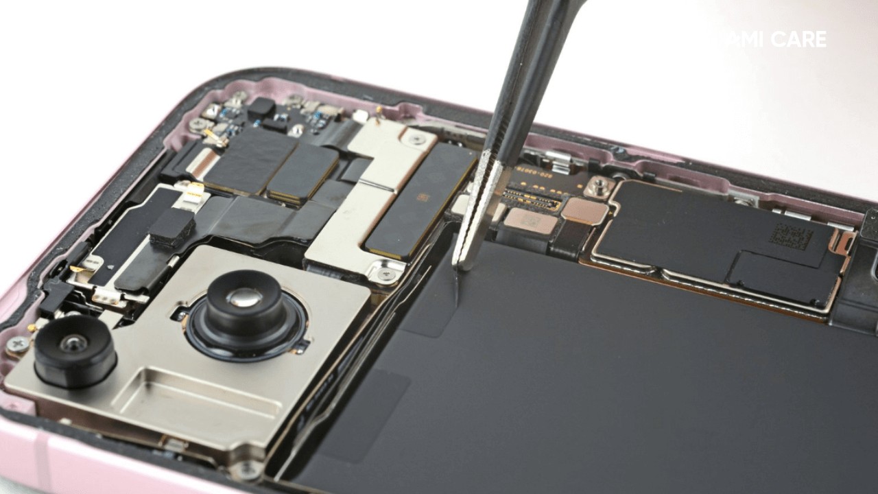 thay-pin-iphone-15-plus-pro-pro-max (14)