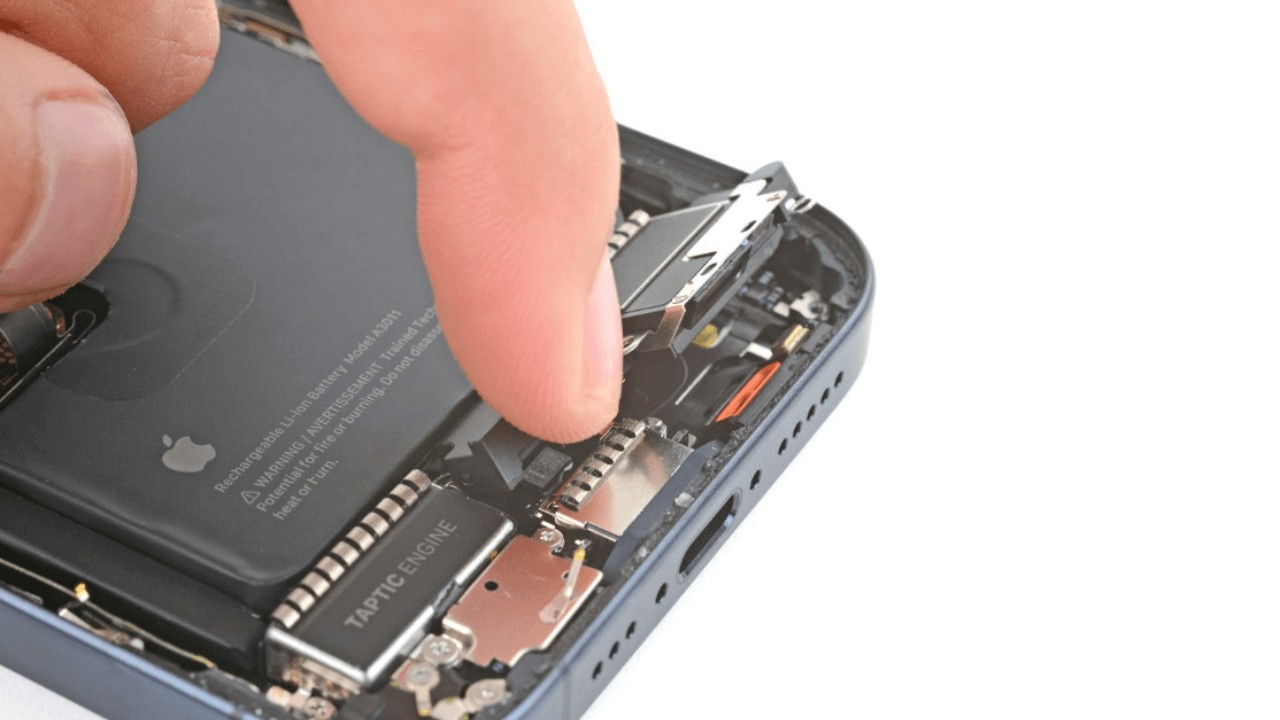 thay-pin-iphone-15-plus-pro-pro-max (20)