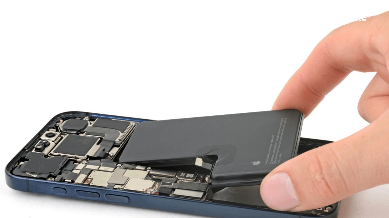thay-pin-iphone-15-plus-pro-pro-max (22)